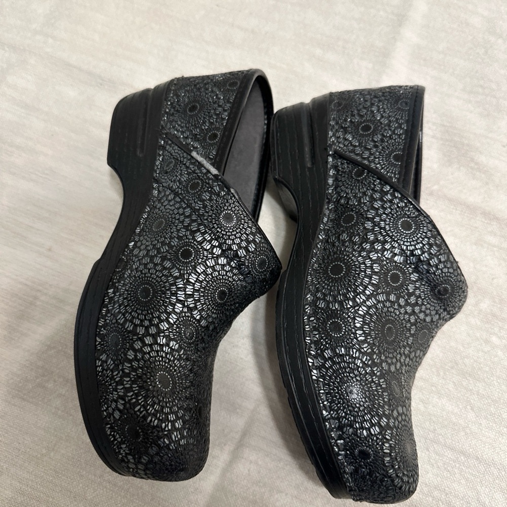 Black Dansko XP Nursing Clogs Sz 37 Geo Metric design